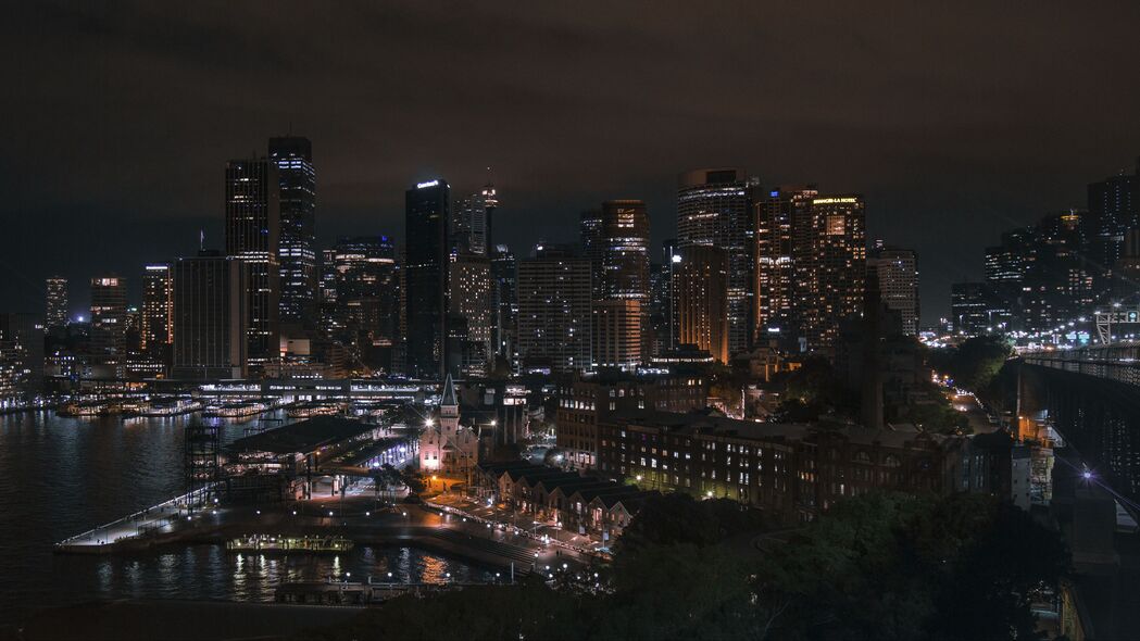 摩天大楼映夜灯，河流波光映眼帘——4K超清夜间建筑风景壁纸，3840x2160高清下载