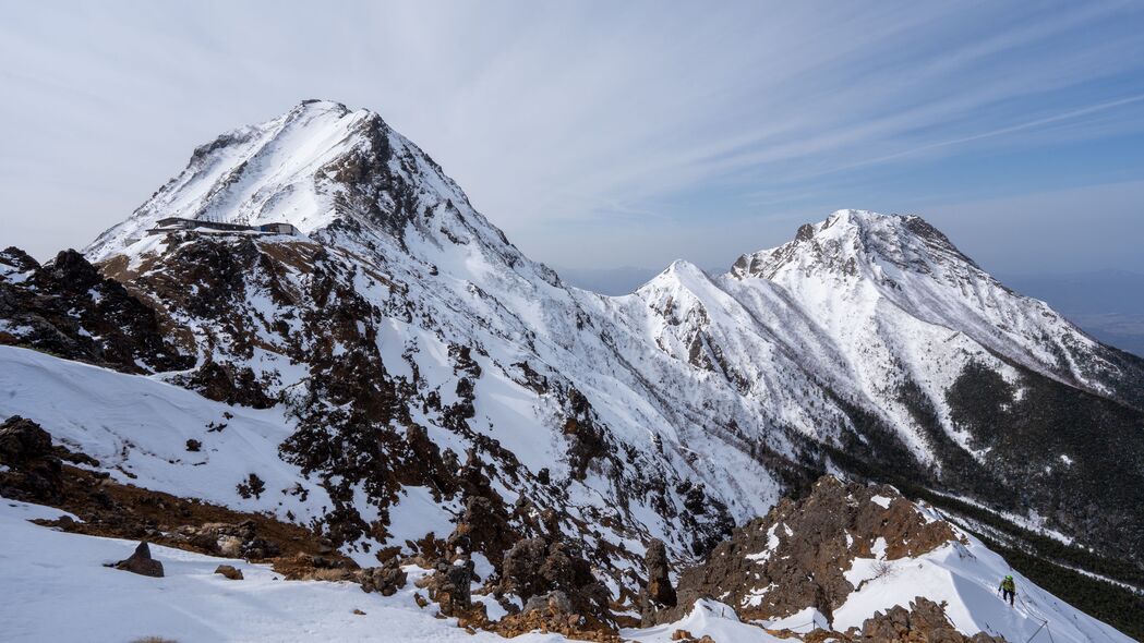 4K高清山脉雪景壁纸，斜坡石头美景，3840x2160分辨率畅享下载
