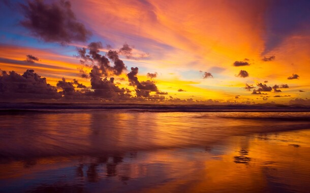 夕阳西下，沙滩海浪蓝天云朵美景，高清PNG透明背景图片素材，免费下载