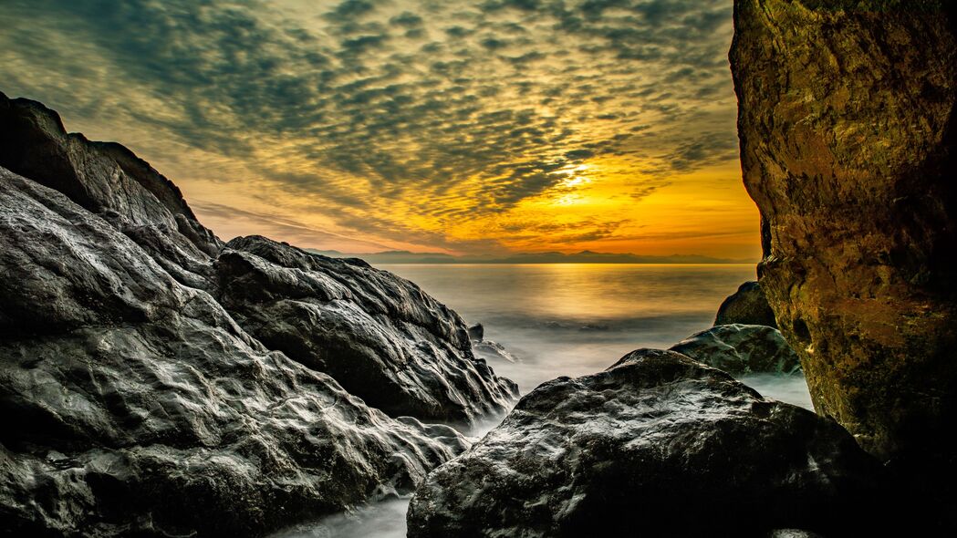 4K高清壁纸，石头岩石与大海地平线交汇，晚景如画，3840x2160分辨率下载