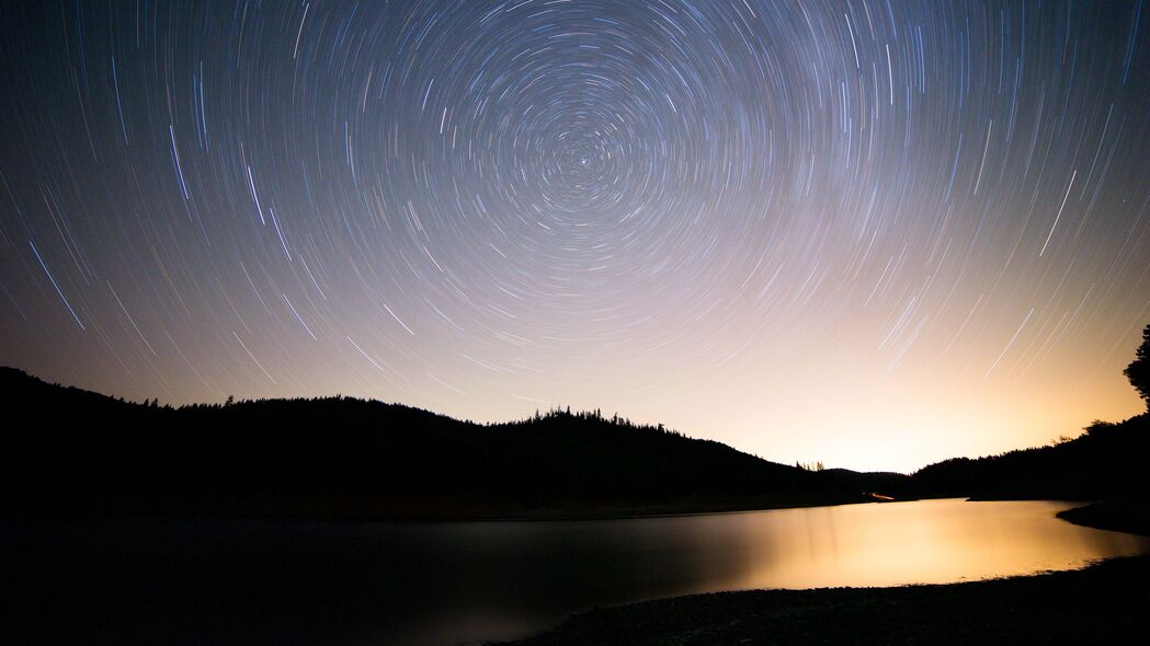 星空冰柜灯映山丘河流，深色4K超高清壁纸，3840x2160分辨率背景图片下载