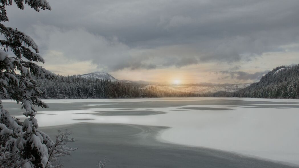 冬日湖光雪景，冰树相映，4K超清壁纸，3840x2160高清风景图片下载