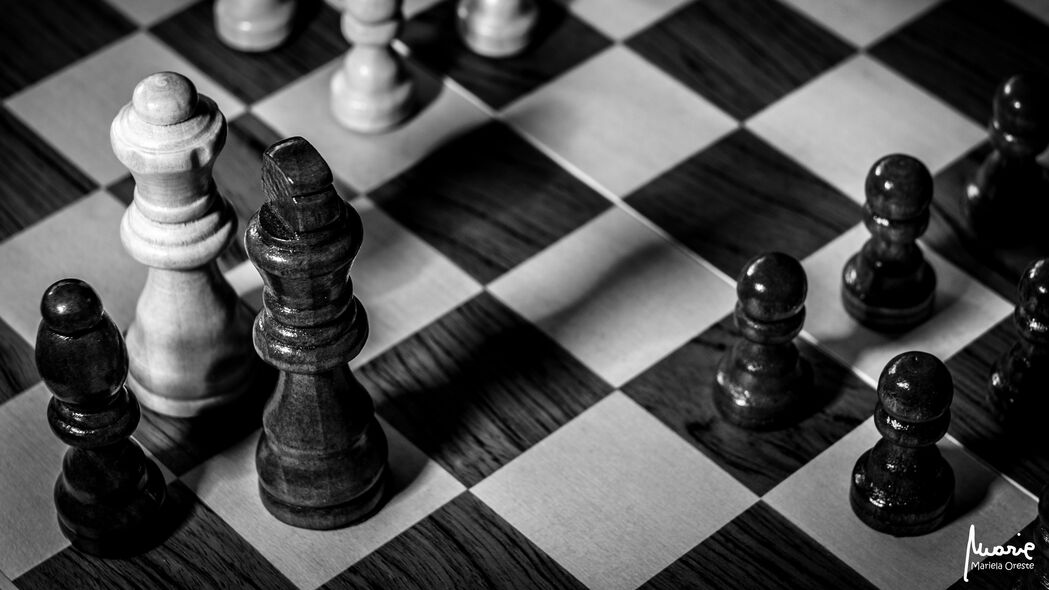 国际象棋4K数字壁纸，黑白对弈，超清3840x2160背景图片，免费下载