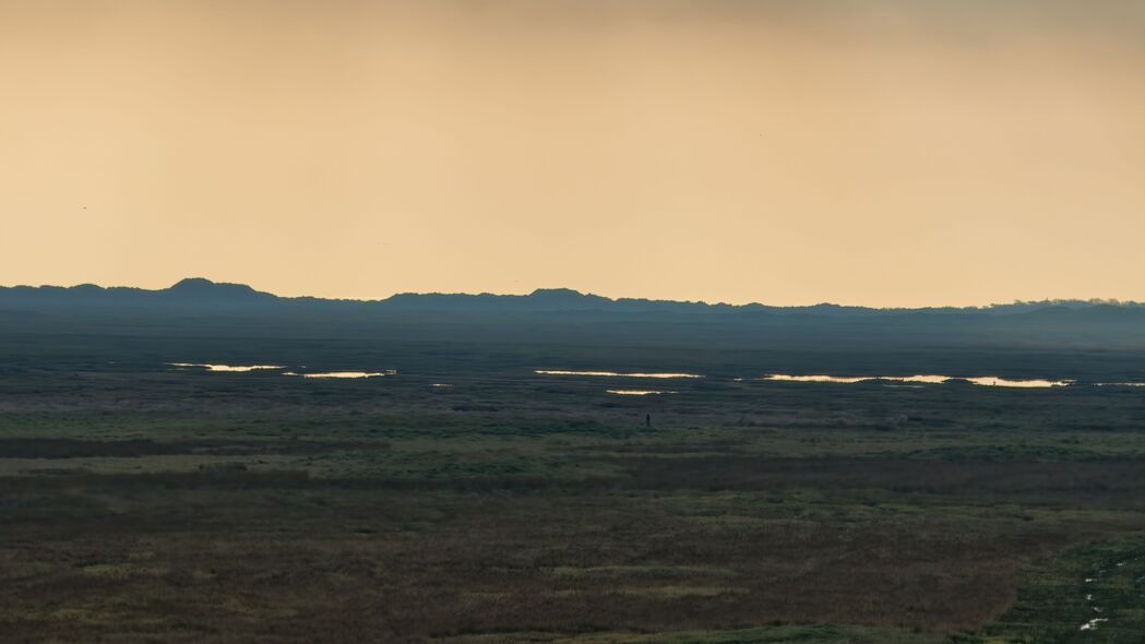 田野丘陵草地美景，超清4K壁纸，3840x2160高清下载