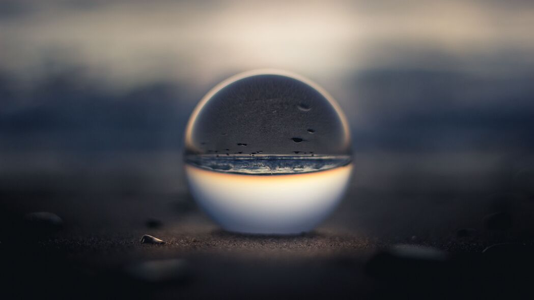海滩水晶球幻彩反射，绝美4K高清壁纸，3840x2160分辨率下载