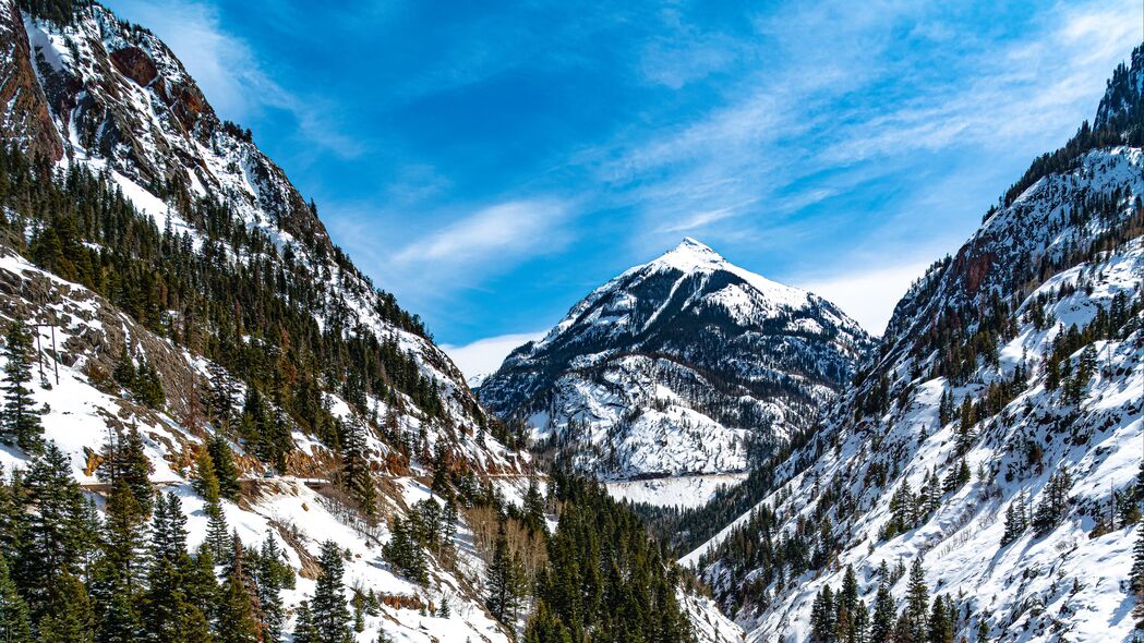 4K高清风景壁纸，山脉树木斜坡雪景，3840x2160超清下载
