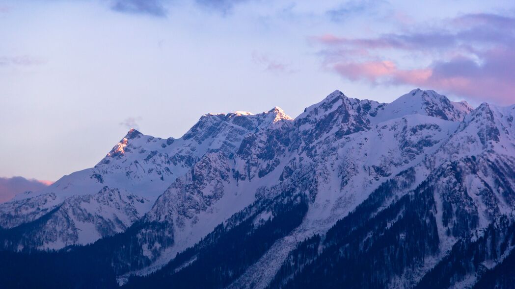 4K高清山脉岩石雪景壁纸，浮雕斜坡美景，3840x2160分辨率下载