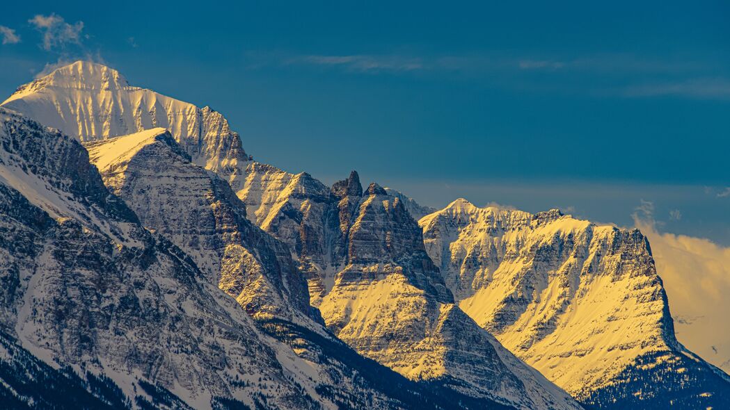 4K超清自然之美，岩石山脉雪景浮雕壁纸，3840x2160高清下载