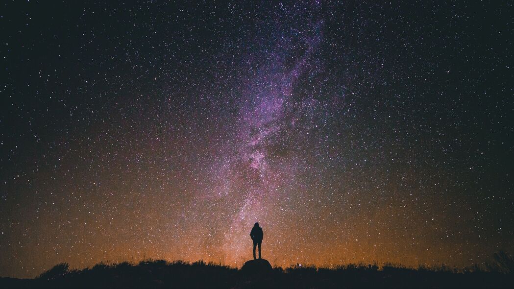 孤独之夜，男人剪影下的银河星空，4K超清壁纸3840x2160下载