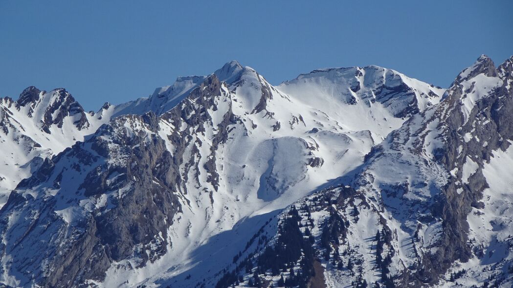 绝美山脉雪景斜坡4K超清壁纸，3840x2160高清自然风景图片，一键下载