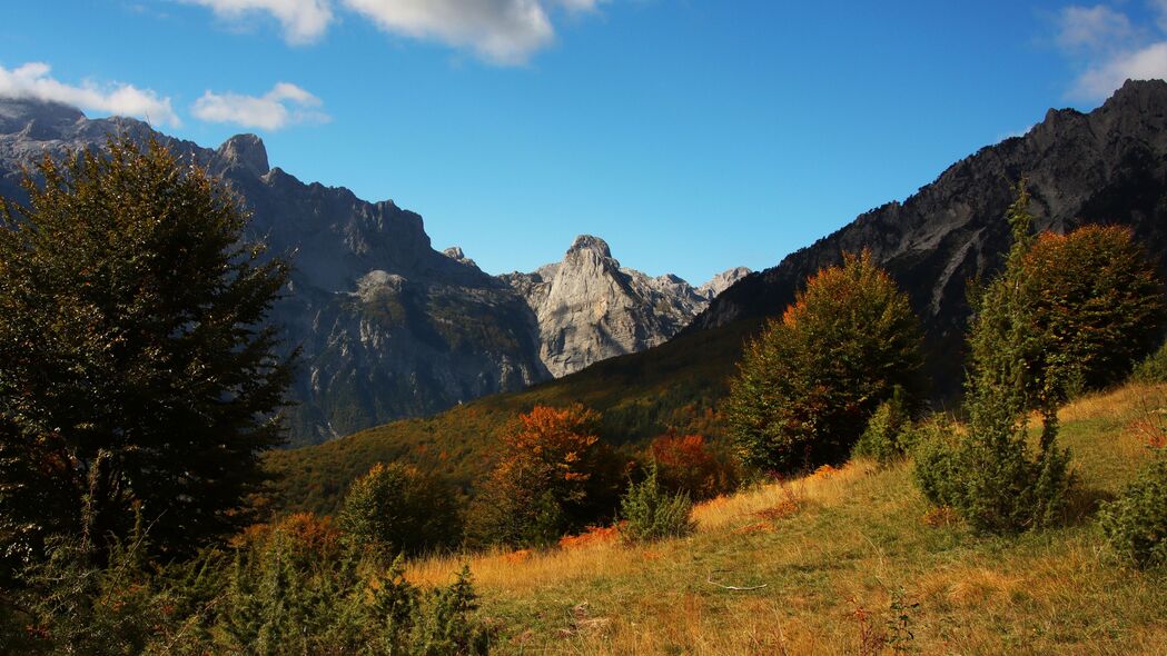 自然之美，山脉斜坡树木草地高清4K壁纸，3840x2160超清风景图片下载