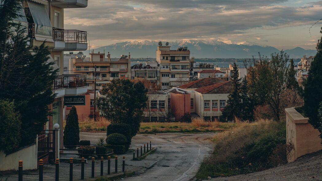 建筑美景一览无余，城市、山脉、道路高清4K壁纸，3840x2160分辨率，免费下载