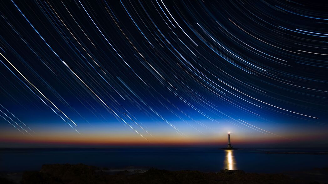 夜间大海灯塔星光璀璨，冰柜灯映照高清4K壁纸，3840x2160超清下载