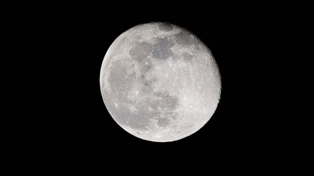 高清4K壁纸，月球环形山与满月之美，夜间星河璀璨，3840x2160超清下载