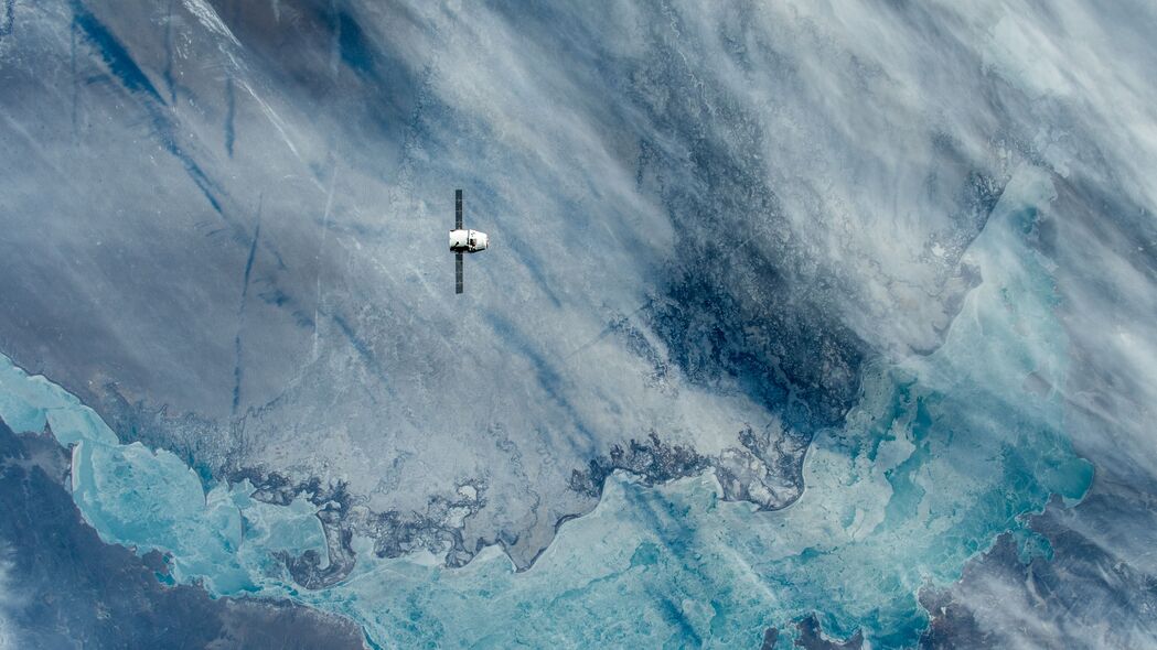 太空探索，卫星翱翔地球与大气层，绝美蓝色4K壁纸，高清3840x2160背景图片免费下载