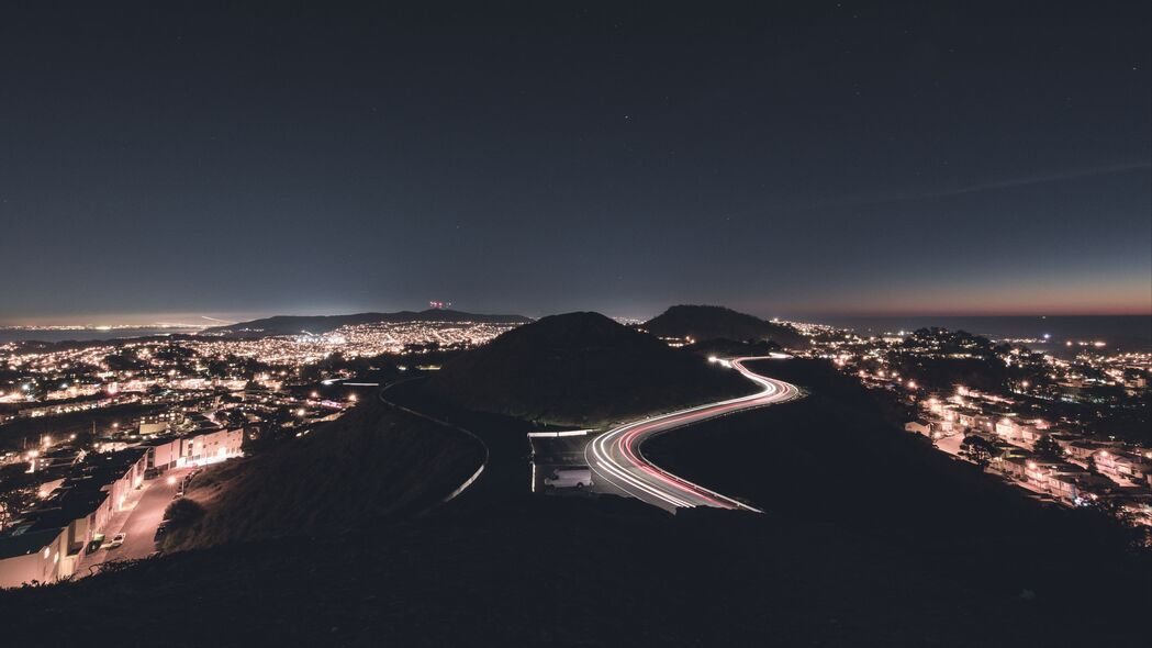 夜晚山丘道路灯光美景，冰柜灯点缀，超清4K壁纸（3840x2160）免费下载
