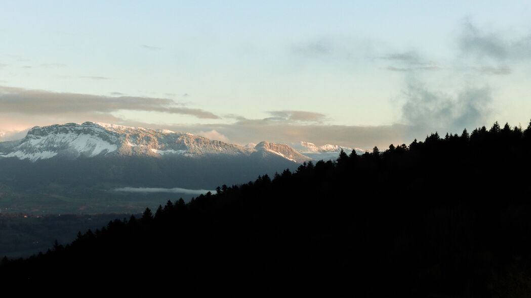 4K高清自然壁纸，森林树木剪影与壮丽山脉美景，3840x2160分辨率下载