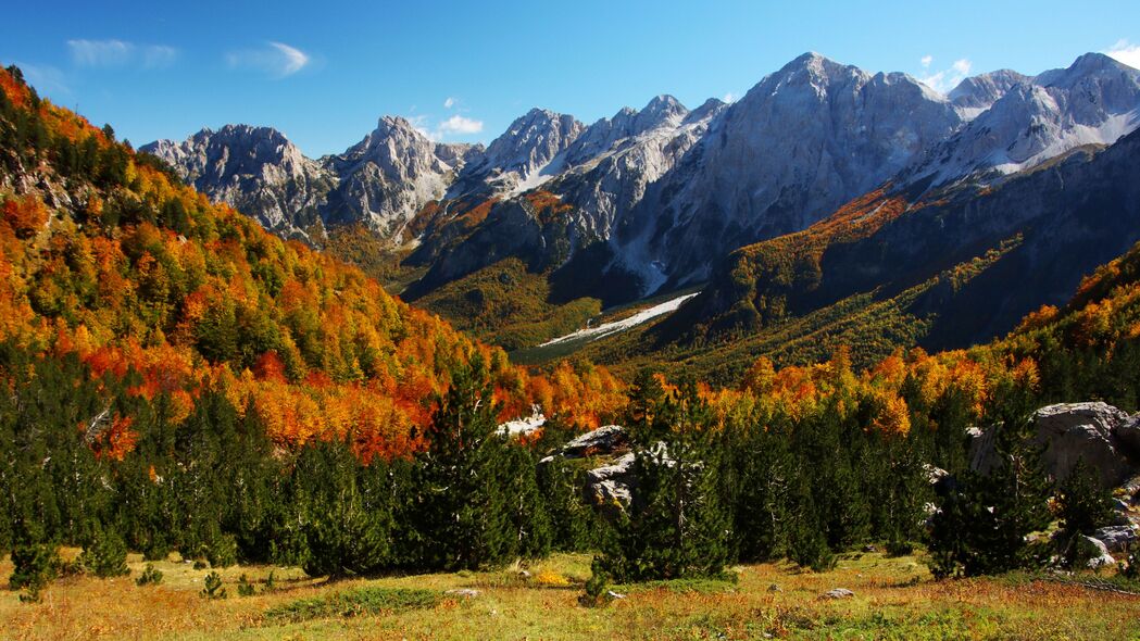 秋日山脉美景，4K高清壁纸，展现自然山谷、斜坡与树木的绚烂秋色