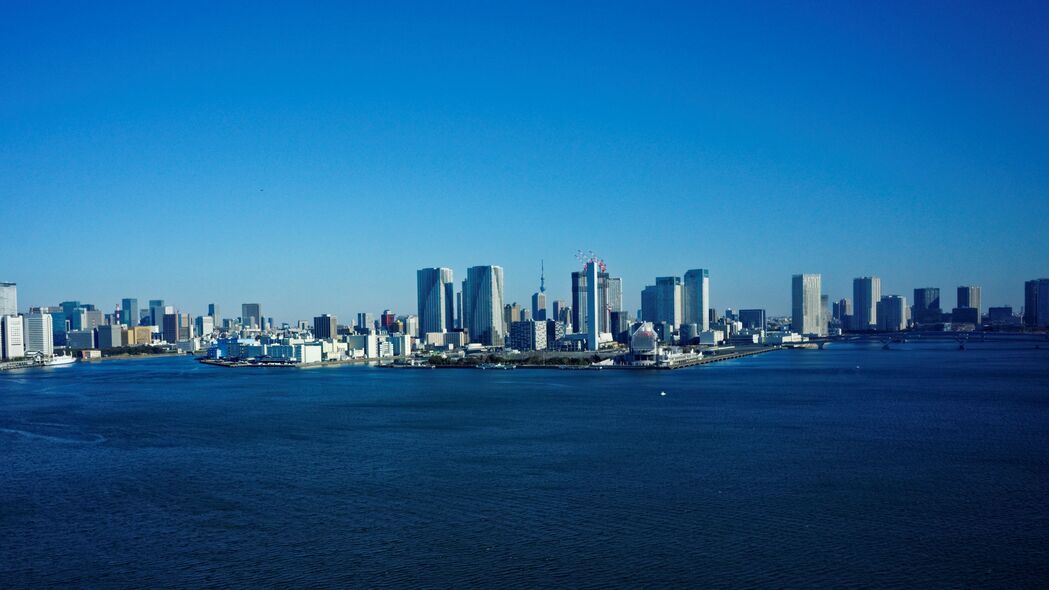 城市摩天大楼壮丽景色，大海、建筑与蓝色天空交融的4K超高清壁纸（3840x2160）