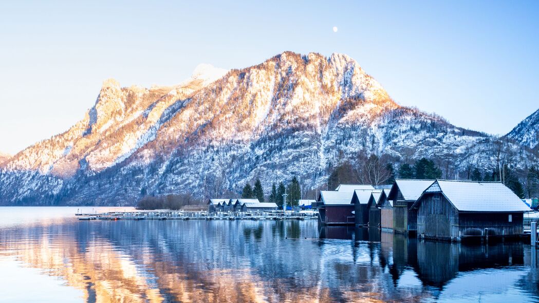 山雪湖景美如画，房子反射显梦幻，4K高清壁纸任你选，3840x2160超清下载享