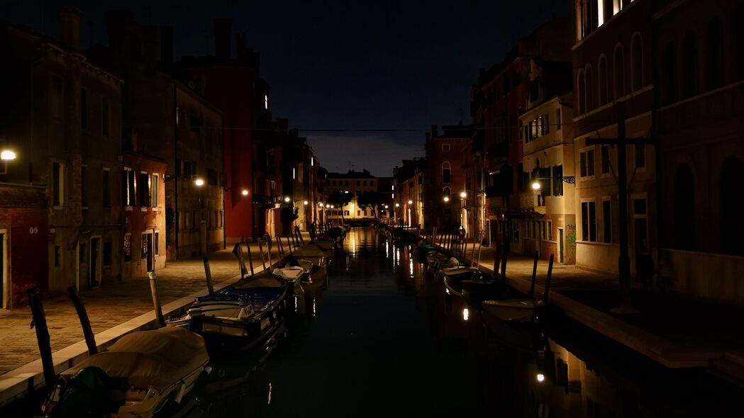 夜间运河街道美景，船影、灯火映照下的建筑物，超清4K壁纸3840x2160