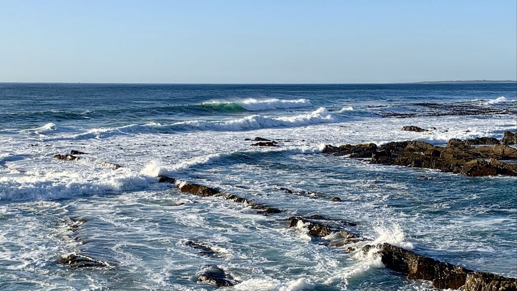 4K超高清壁纸，海浪泡沫与珊瑚礁交织的自然美景，3840x2160分辨率
