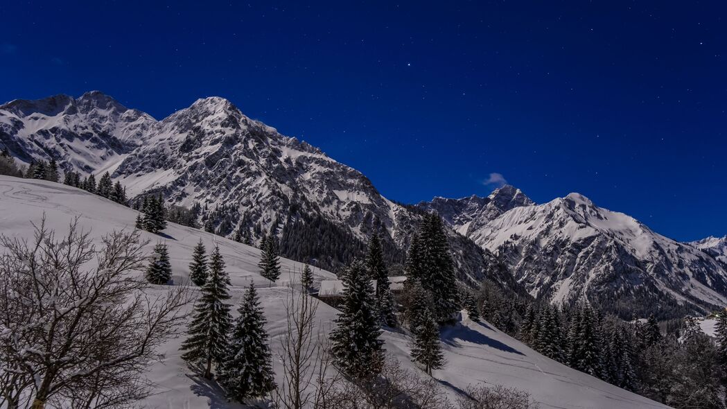 夜间山脉雪景高清壁纸，斜坡树木美景，4K超高清3840x2160下载