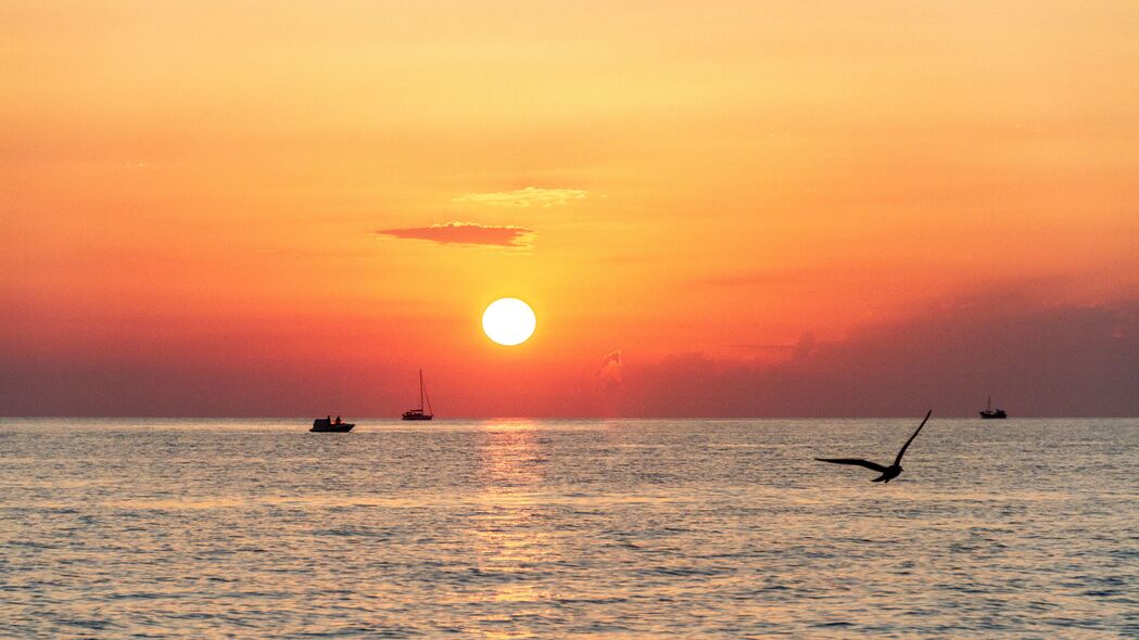 4K高清壁纸，大海日落地平线，船影悠悠，超清3840x2160背景图片免费下载