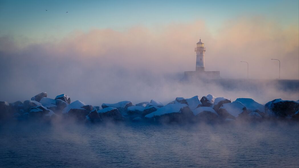 灯塔照亮石海雾景，绝美4K壁纸，3840x2160高清下载