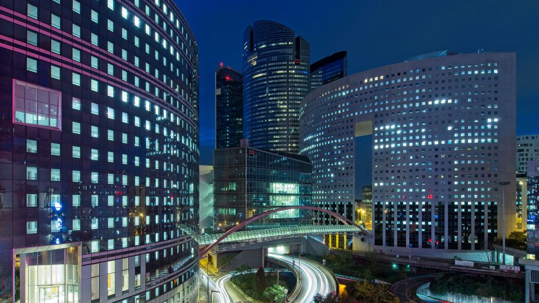 摩天大楼夜景璀璨，建筑灯光闪耀城市，高清4K壁纸下载