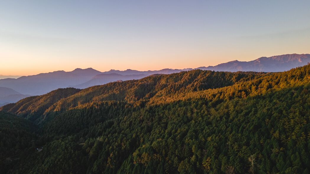 山丘草地日出美景，超高清4K壁纸，3840x2160分辨率，免费下载！