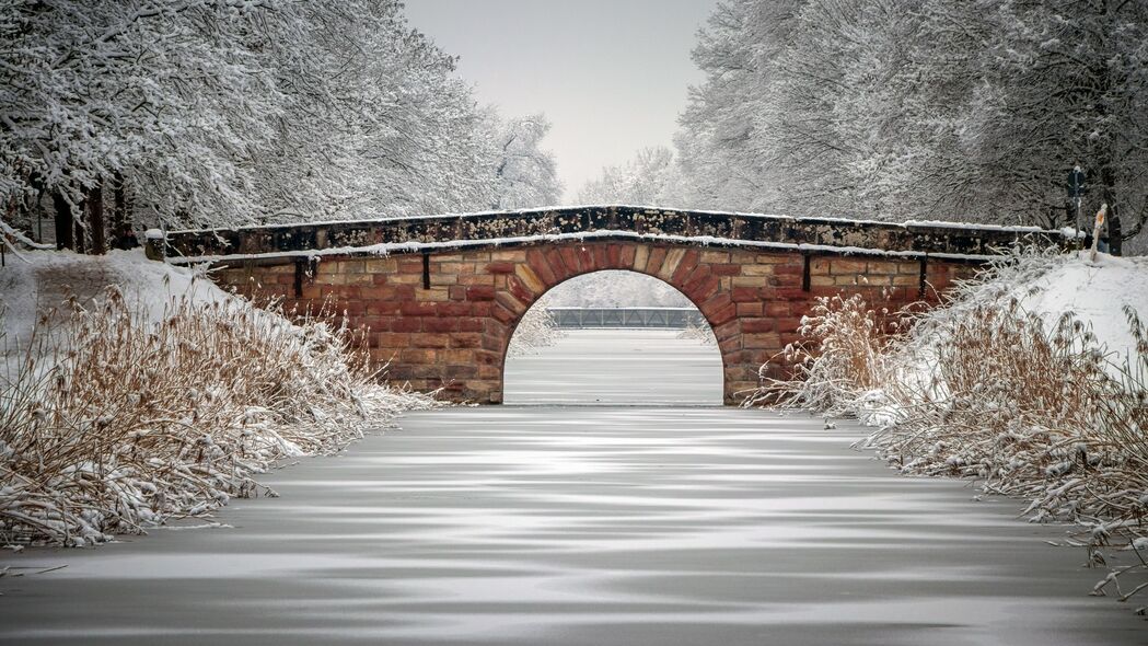 冬季桥梁雪景，高清4K壁纸，3840x2160分辨率，河流与树林共绘美景