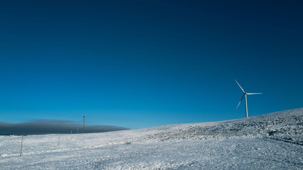 风车旋转，田野静谧，雪景如画，天空广阔——4K超高清壁纸，3840x2160分辨率，一键下载！