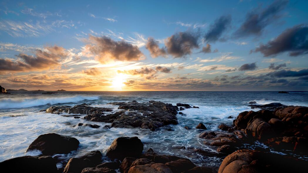 绝美日落海景，海岸石头与波浪交织，4K高清壁纸（3840x2160）免费下载