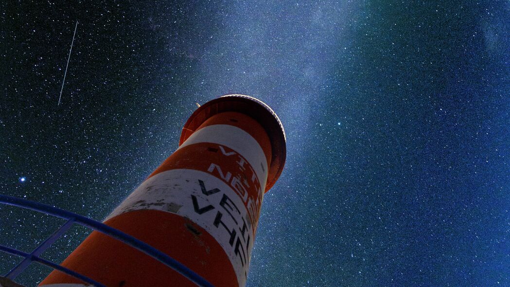 管道之上的星空银河，夜间高清4K壁纸，3840x2160超清背景图片下载