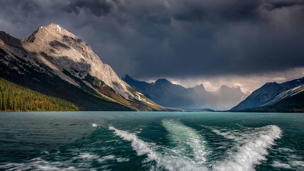 山湖波浪水景，自然之美尽在4K超高清壁纸，3840x2160分辨率下载