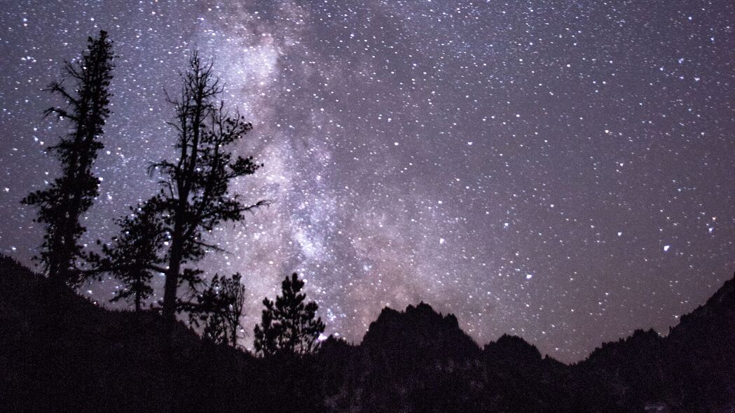 夜间山丘树木剪影，乳白色梦幻4K壁纸，高清3840x2160背景图片下载