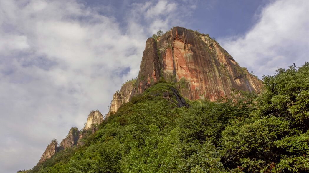 岩石浮雕映树木，自然天空美景呈——4K高清风景壁纸（3840x2160）免费下载