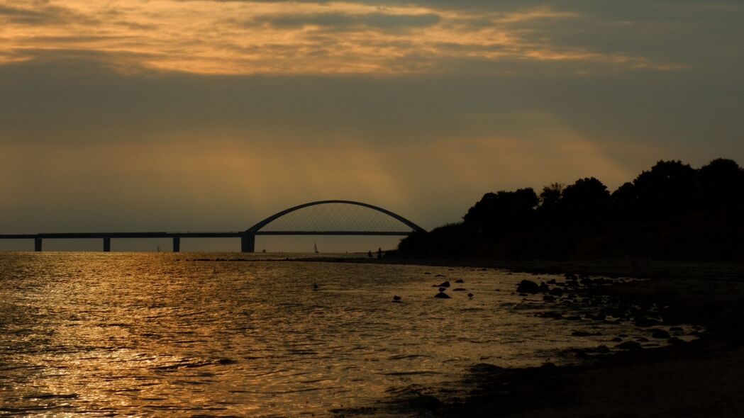 大桥映晚霞，海滩落日美，海岸深色调，4K高清壁纸，3840x2160超清下载