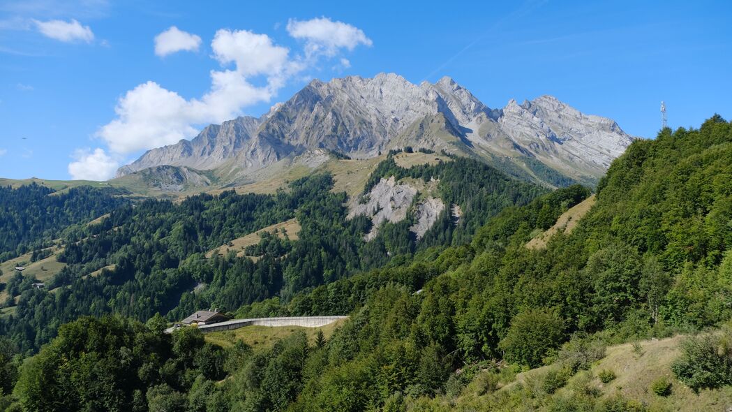 自然美景尽收眼底，山树房路全景4K高清壁纸，3840x2160超清下载