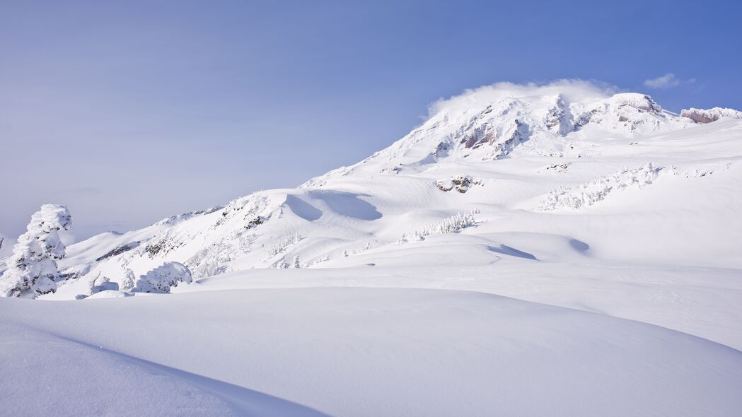 山雪坡绝美风光，高清4K白色自然壁纸，3840x2160分辨率，一键下载！