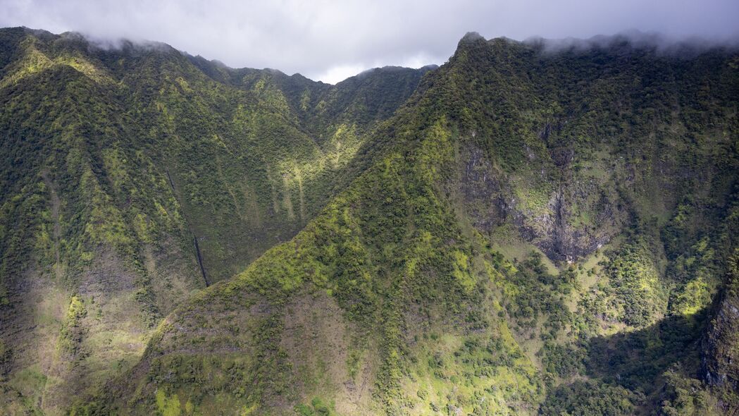 4K高清山峰云坡绿色壁纸，绝美风景，3840x2160分辨率免费下载