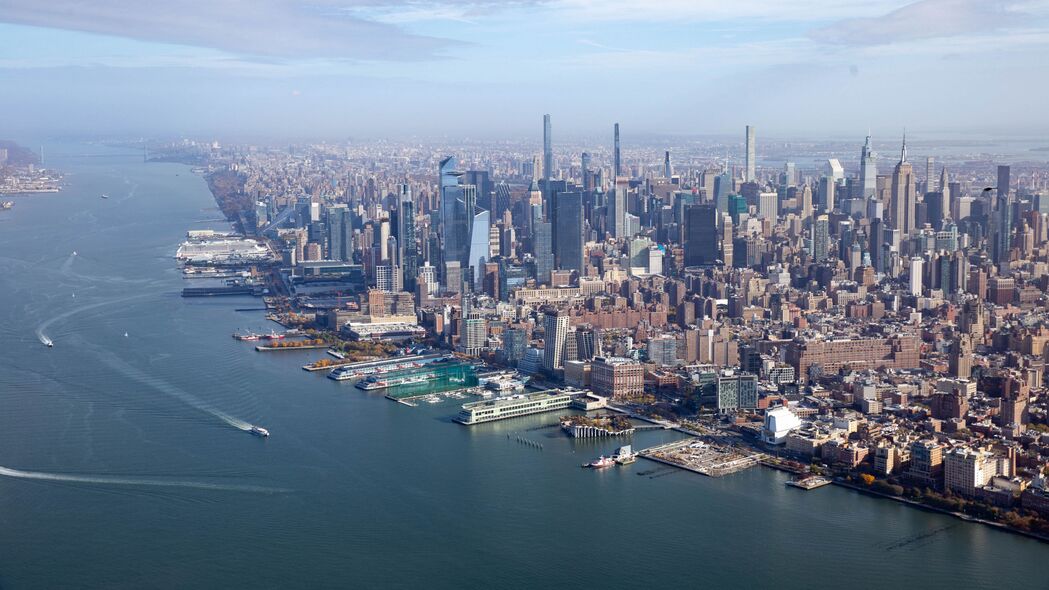 建筑奇景，摩天大楼映衬大海港口，游艇穿梭城市间，4K超清壁纸下载