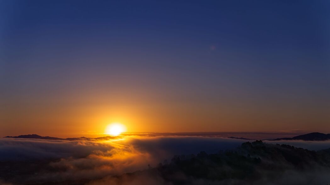 绝美日落山脉，深色云影，太阳渐沉，地平线美景，4K高清壁纸下载（3840x2160）