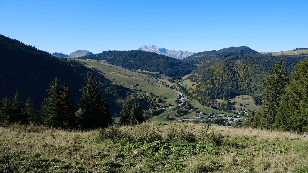绝美山脉山谷与村庄风光，4K超高清自然景观壁纸（3840x2160）免费下载