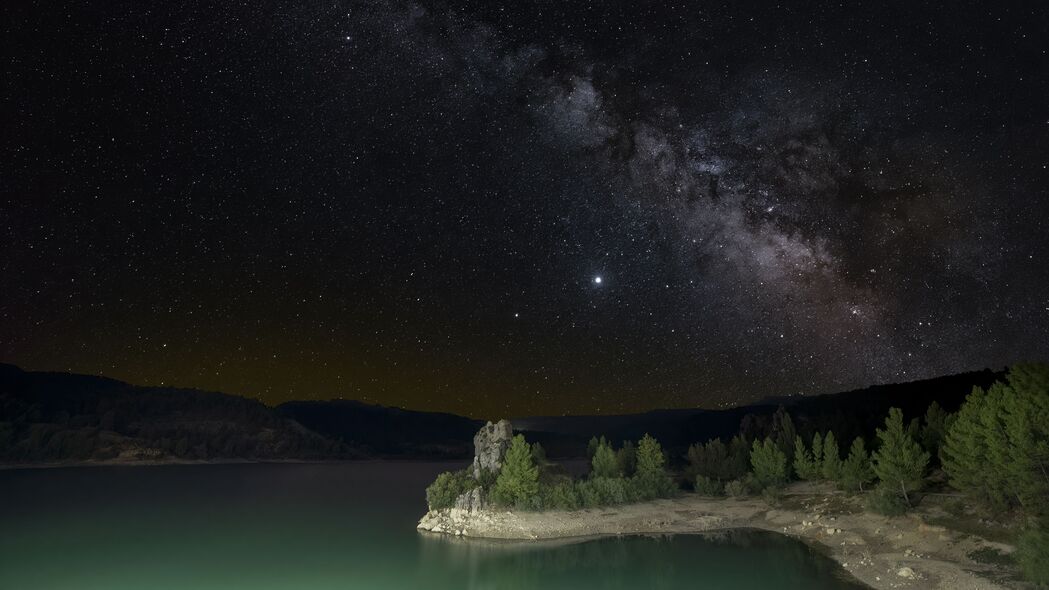 海岸星河夜景，树木河流辉映，4K高清壁纸，3840x2160精美下载