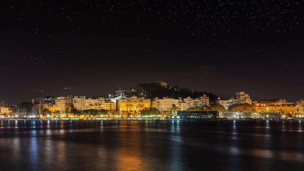 海岸之夜，璀璨灯光映照城市，黑暗中的反射之美，4K高清壁纸3840x2160下载