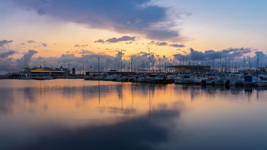 海湾游艇美景，水云交织的4K高清壁纸，3840x2160超清下载