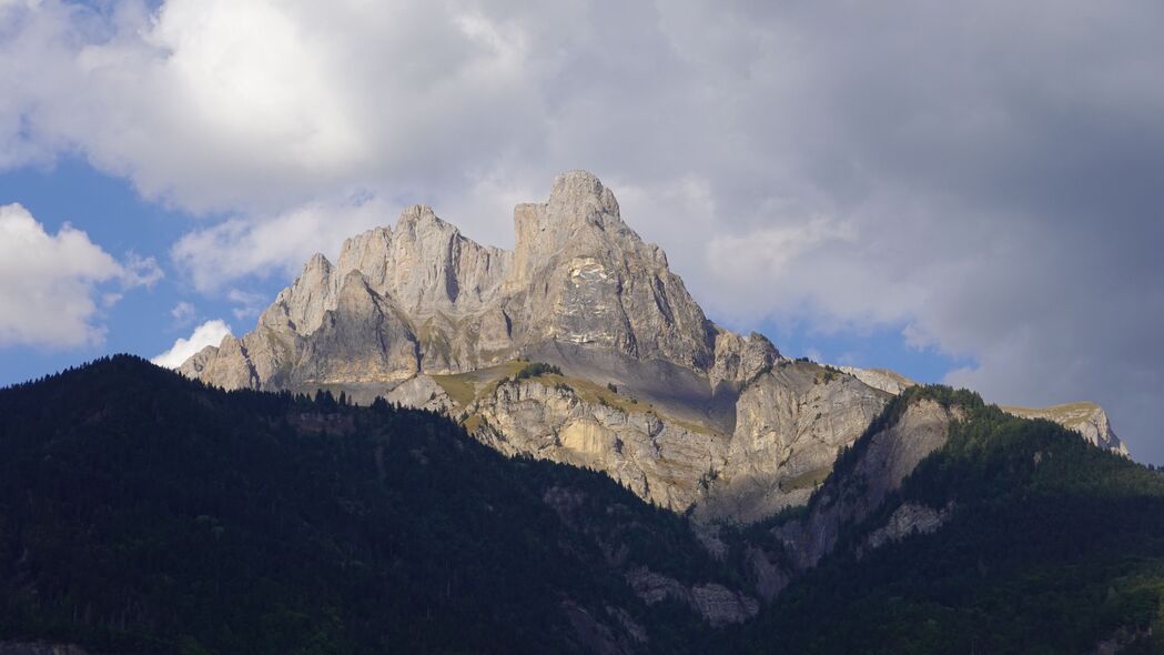 山峰森林云景，自然之美尽在4K高清壁纸，3840x2160分辨率畅享下载