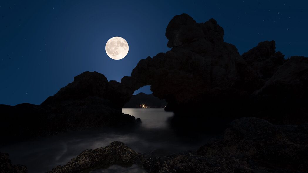 夜晚海湾，岩石、月亮与深邃大海，高清4K壁纸，3840x2160极致画质下载